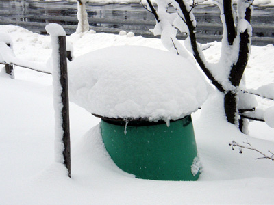 コンポストの上の雪